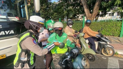 Antisipasi Abu Vulkanik, Ditlantas Polda Metro Jaya Bagikan 20.000 Masker kepada Pengemudi Ojol