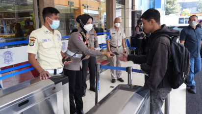 Ditlantas Polda Metro Jaya Bagikan 10.000 Masker kepada Wajib Pajak di Seluruh Samsat Jajaran PMJ