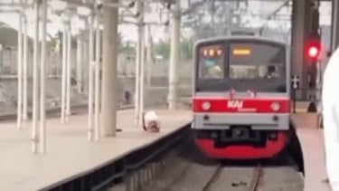 Geger! Pria Nekat Lompat ke Rel KRL di Stasiun Tanah Abang, Ini Faktanya