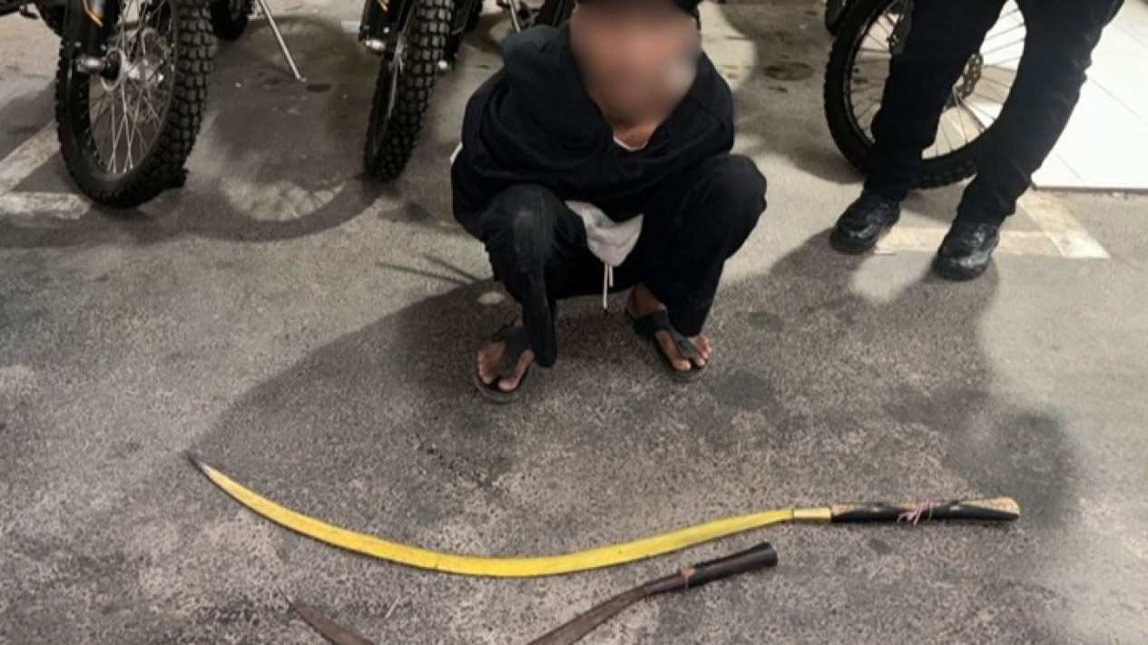 Dua Celurit Jadi Bukti, Satu Pemuda Diduga Pelaku Tawuran di Cakung Diamankan
            - galeri foto
