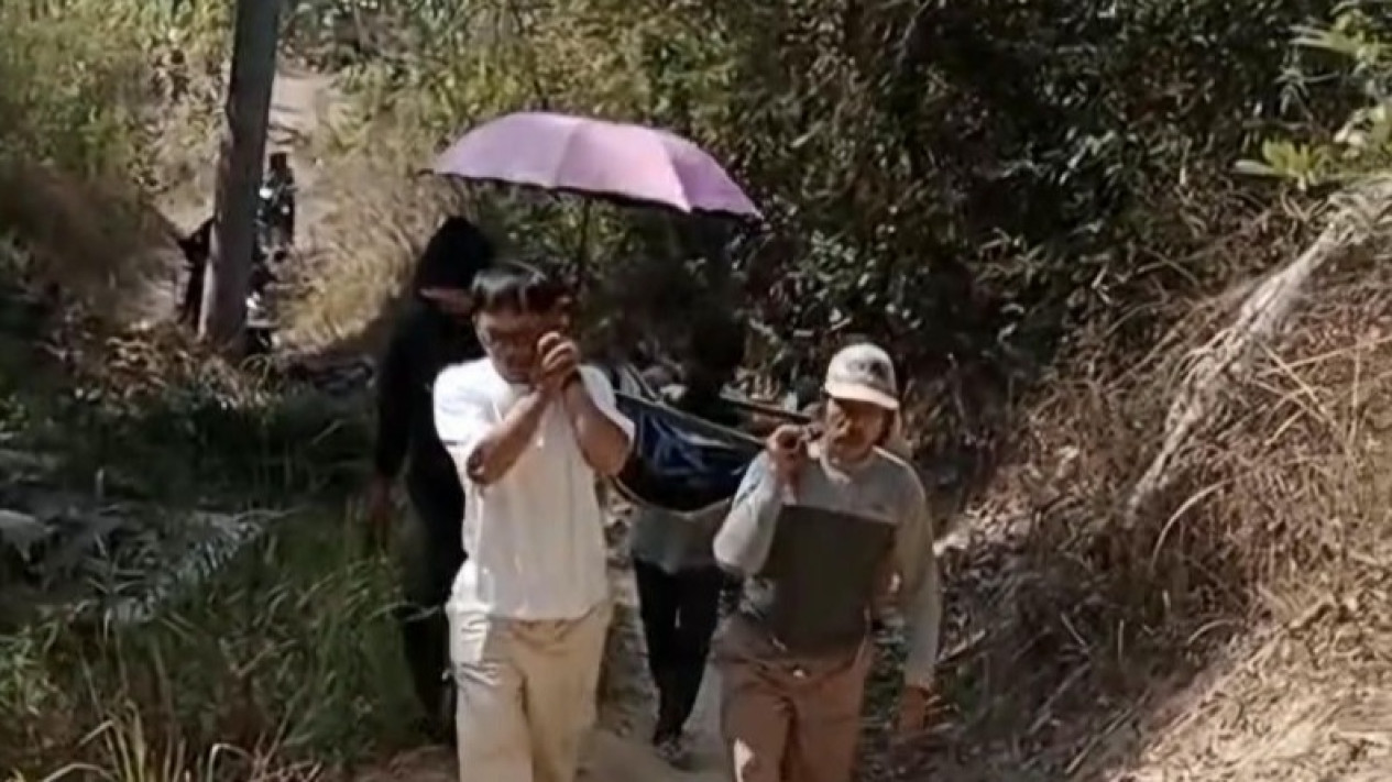 Bikin Nyesek! Momen Pasien TB Tulang Ditandu 10 Km Demi Bisa Berobat, Imbas Jalan Rusak di Cianjur
            - galeri foto