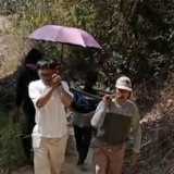 Bikin Nyesek! Momen Pasien TB Tulang Ditandu 10 Km Demi Bisa Berobat, Imbas Jalan Rusak di Cianjur