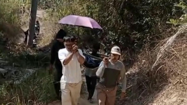 Bikin Nyesek! Momen Pasien TB Tulang Ditandu 10 Km Demi Bisa Berobat, Imbas Jalan Rusak di Cianjur