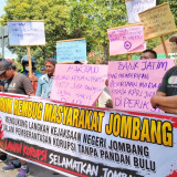 Warga Demo di Depan Kantor Pemkab Jombang, Desak Operasional Pabrik Jian You Dihentikan
