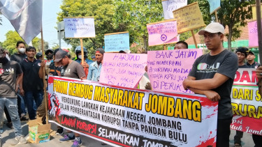 Warga Demo di Depan Kantor Pemkab Jombang, Desak Operasional Pabrik Jian You Dihentikan