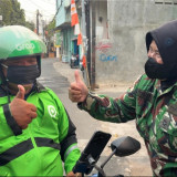 Erupsi Gunung Anak Krakatau, Korem 051 Wijayakarta Bagikan Masker ke Warga