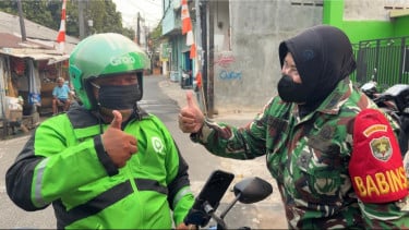 Erupsi Gunung Anak Krakatau, Korem 051 Wijayakarta Bagikan Masker ke Warga