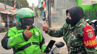 Erupsi Gunung Anak Krakatau, Korem 051 Wijayakarta Bagikan Masker ke Warga