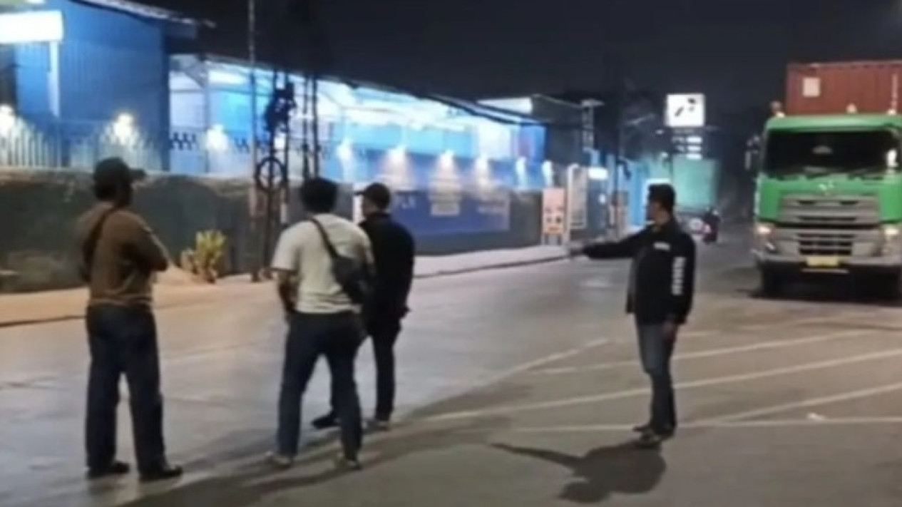 Video Pria Sengaja Tabrakan Diri ke Sejumlah Mobil di Jakarta Utara Viral di Media Sosial, Pelaku Diburu
            - galeri foto