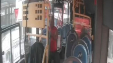 Terekam CCTV Gasak Laptop dan iPad Penumpang di Transjakarta Blok M, Pria Berbaju Merah Diburu Polisi