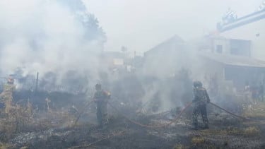 Kebakaran di Depok Hari Ini, Babinsa Korem 051 Wijayakarta Ikut Bantu Padamkan Api