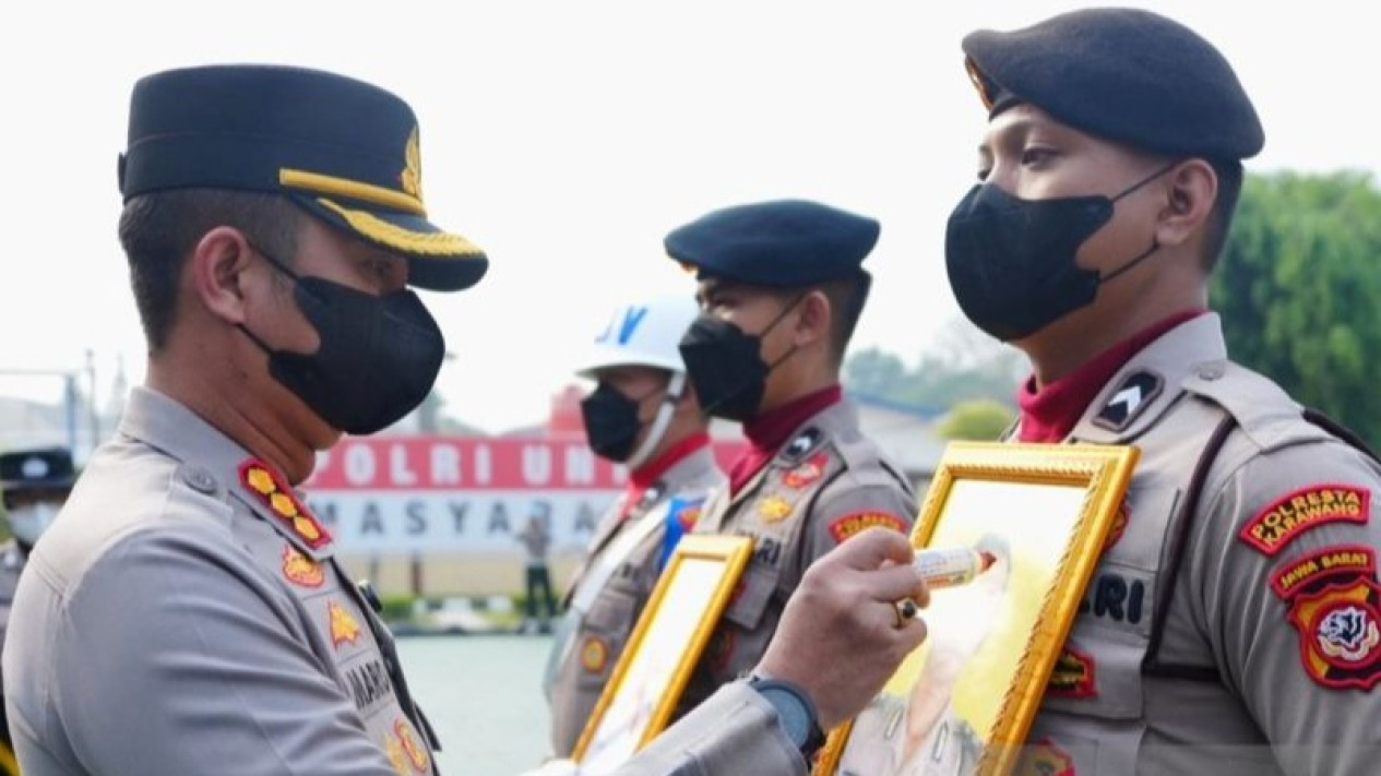 Langgar Kode Etik, Dua Anggota Polresta Karawang Resmi Dipecat Tidak Hormat
            - galeri foto
