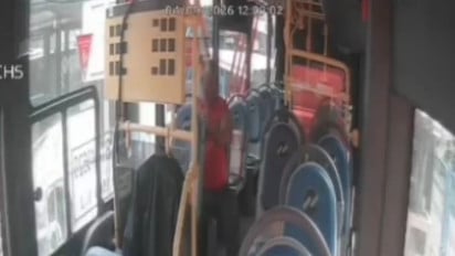 Detik-detik Pria Curi Tablet dan Macbook di TransJakarta