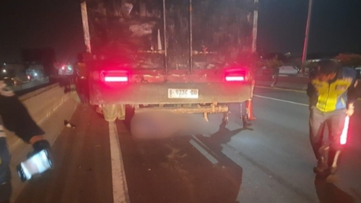 Pengemudi Truk Microsleep Tabrak Mobil Pick Up dan Pekerja di Tol Jakarta Utara, Tiga Orang Tewas
            - galeri foto