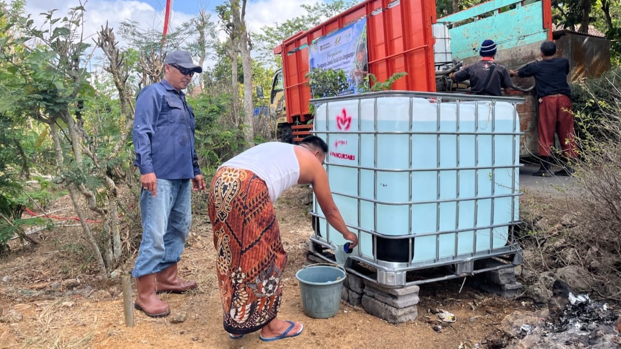 Kekeringan Melanda Sumbermanjing Wetan Malang, PTPN I Salurkan 3.000 Liter Air Bersih Setiap Hari
            - galeri foto