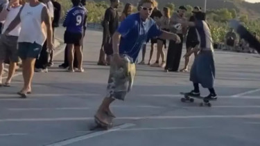 Viral Turis Asing Main Skateboard di Tengah Jalan Mandalika, Ternyata Begini Alasannya