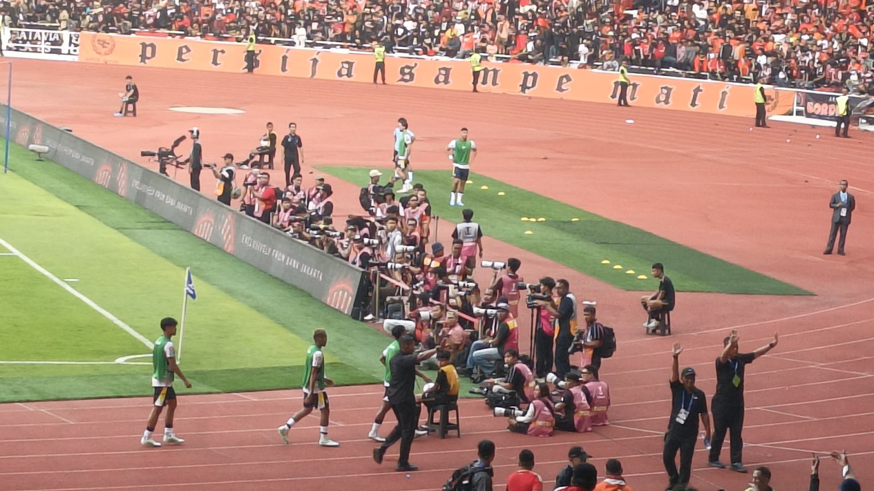 Aksi Provokasi Beckham Putra Bikin Suporter Persija Bereaksi, Lemparan Air dari Tribune Malah Ia Minum
            - galeri foto