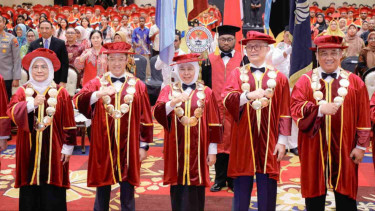 Gubernur Khofifah Kukuhkan Mahasiswa Baru dan Wisuda Angkatan Pertama Penerima Beasiswa Asrama Mahasiswa Nusantara Surabaya