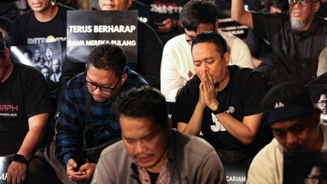 Lensa Berbicara: Doa Bersama untuk Jurnalis yang Hilang Kontak Saat Liputan Erupsi Gunung Anak Krakatau
            - galeri foto