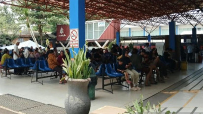 Tangis dan Cemas Kelurga Korban Virgo Transport 8 Menanti Kabar di Pelabuhan Trisakti