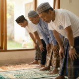 Hukum Shalat Memakai Kaos Oblong, Sah atau Tidak? Begini Penjelasan Ulama