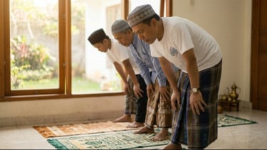 Hukum Shalat Memakai Kaos Oblong, Sah atau Tidak? Begini Penjelasan Ulama