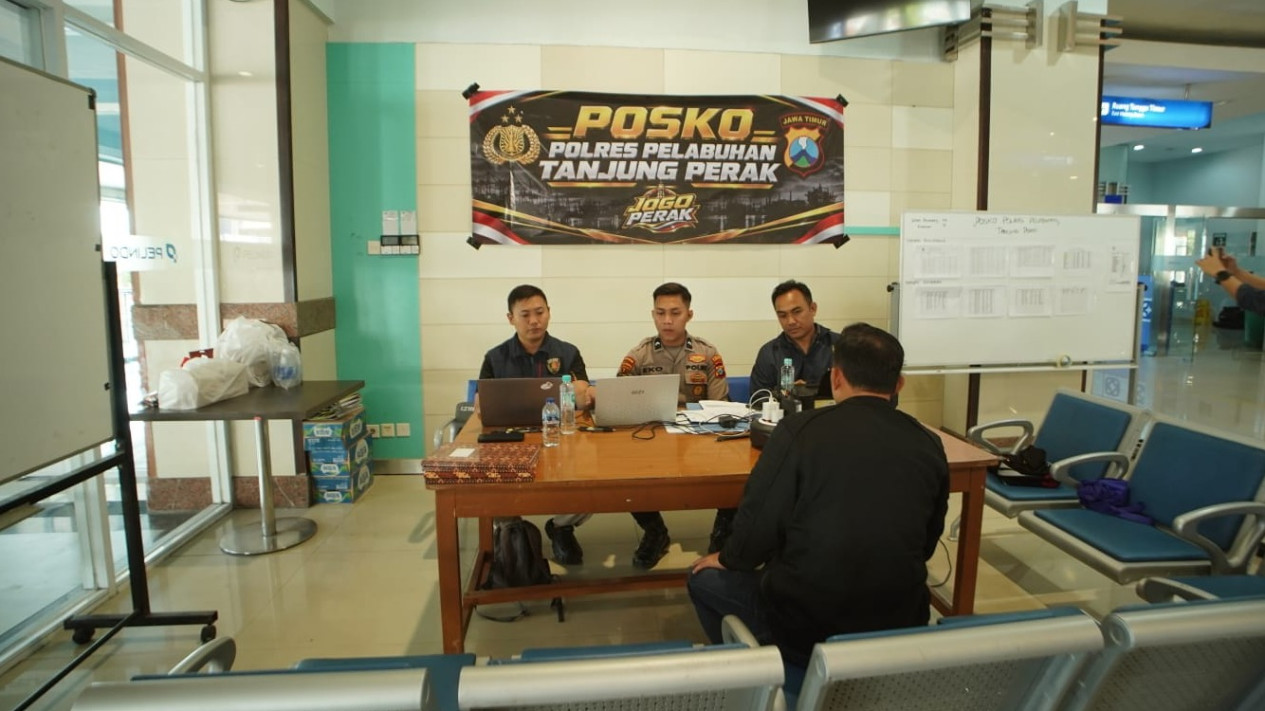 Polres Pelabuhan Tanjung Perak Gerak Cepat, Dirikan Posko Korban KM Virgo Transport 8
            - galeri foto