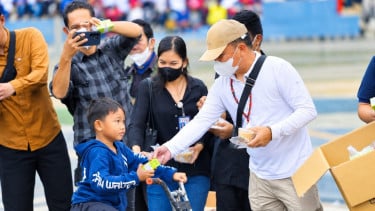 Tangani Dampak Karhutla, Gubernur Kalteng Bersama Ratusan Jurnalis Bagikan Masker dan Perluas Distribusi Air Bersih