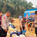 Warga Muba Terdampak Kekeringan, Polda Sumsel Salurkan 10 Ribu Liter Air Bersih