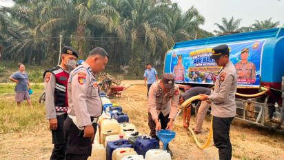 Warga Muba Terdampak Kekeringan, Polda Sumsel Salurkan 10 Ribu Liter Air Bersih