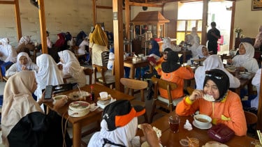 Belajar Manajemen di Universitas Ciputra, Anisa Kembangkan Soko Pawon dengan Soto Khas Ngawi