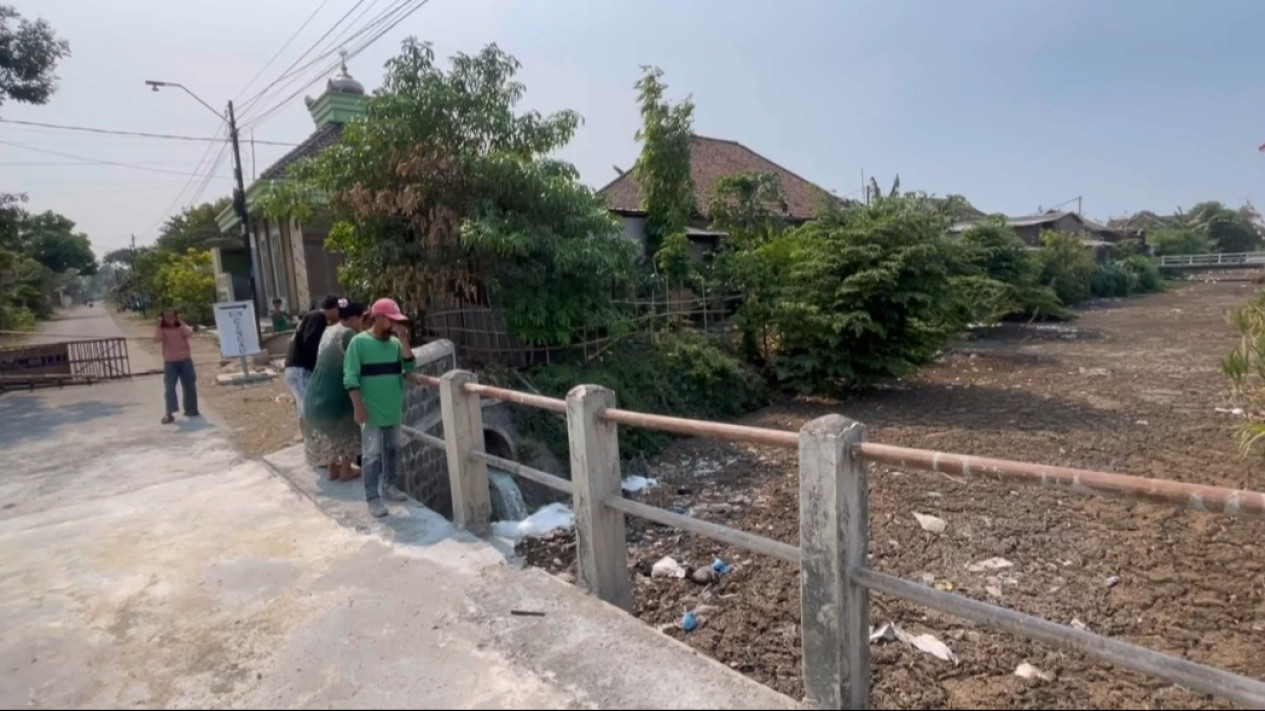 Warga Keluhkan Sungai di Jombang Bau Menyengat, Dipenuhi Endapan dan Sampah
            - galeri foto