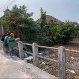 Warga Keluhkan Sungai di Jombang Bau Menyengat, Dipenuhi Endapan dan Sampah