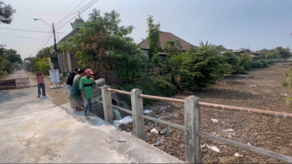 Warga Keluhkan Sungai di Jombang Bau Menyengat, Dipenuhi Endapan dan Sampah