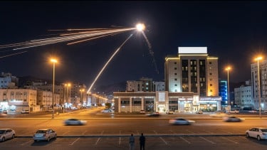 Viral! Video Langit Mekkah Diwarnai Peringatan Darurat, Drone Houthi Dicegat Pertahanan Udara Saudi