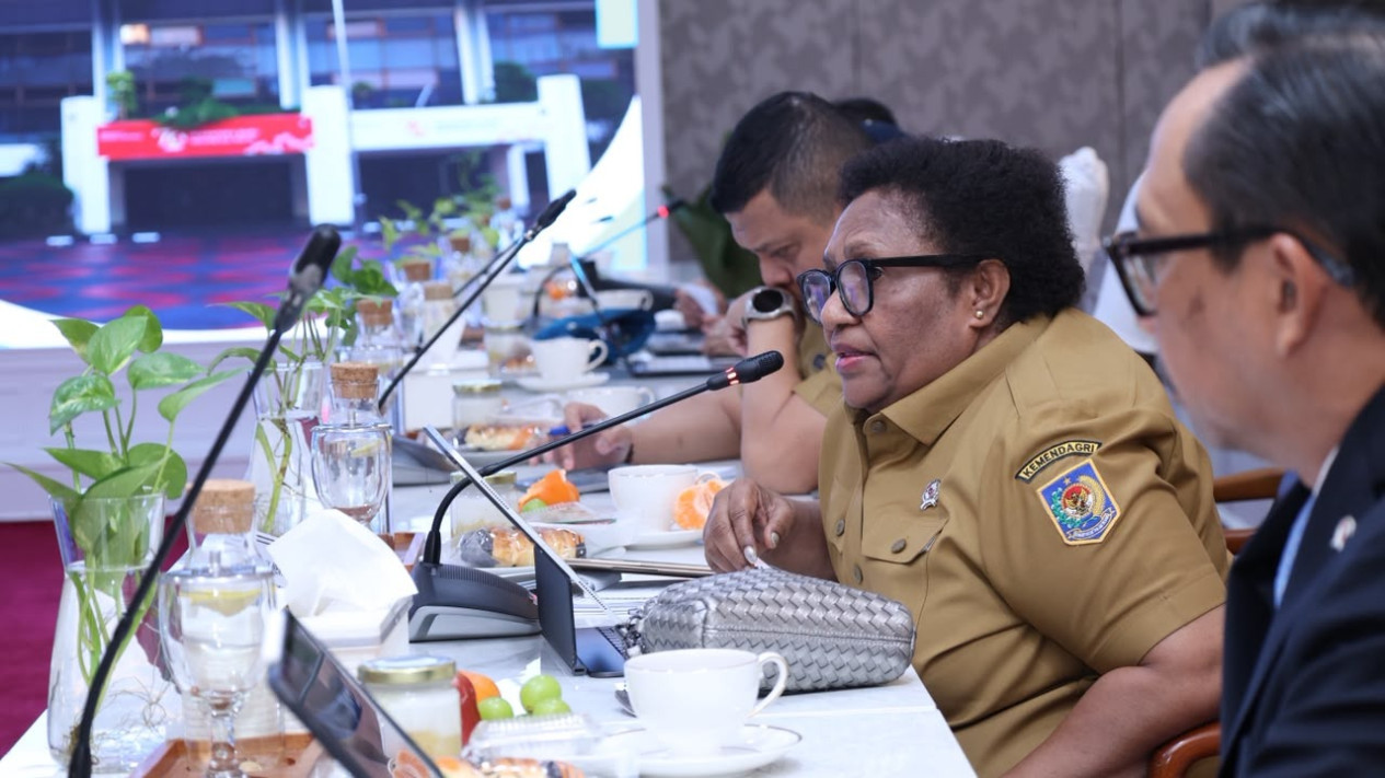 Wamendagri Ribka Haluk Siap Kawal Pengalihan Tata Kelola PPPK Guru ke Pemerintah Pusat
            - galeri foto