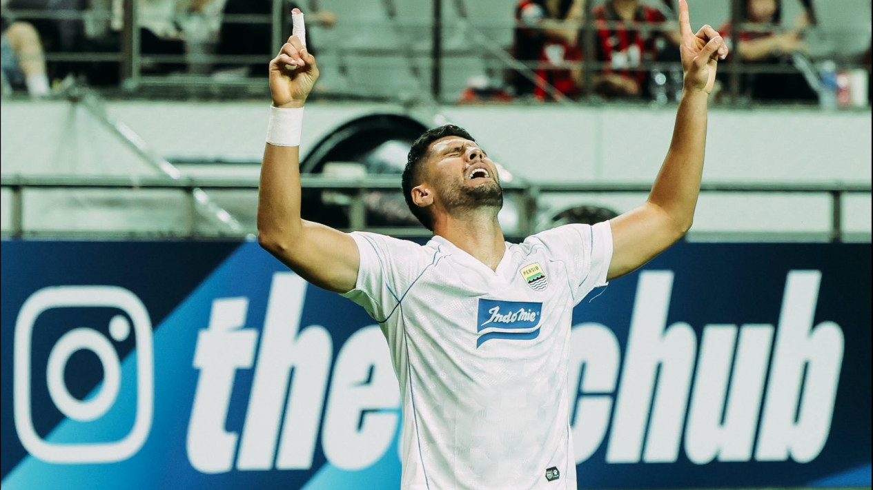 Kena Cedera Leher, Julio Cesar Dilarikan Ke Rumah Sakit di Tengah Laga Persib Vs FC Seoul
            - galeri foto