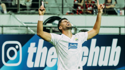 Kena Cedera Leher, Julio Cesar Dilarikan Ke Rumah Sakit di Tengah Laga Persib Vs FC Seoul