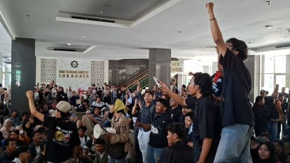 Ratusan Mahasiswa UINSA Kembali Gelar Aksi Duduki Rektorat Tolak Achamad Muzakki Jadi Rektor