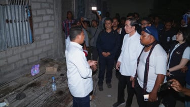 Malam-Malam, Jokowi Kunjungi Warga Terdampak Gempa di Pulau Palue, NTT