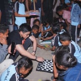 Kunjungi Anak Penyintas Gempa NTT, Kaesang Pangarep Main Catur dan Ular Tangga