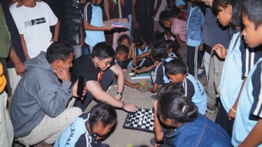 Kunjungi Anak Penyintas Gempa NTT, Kaesang Pangarep Main Catur dan Ular Tangga