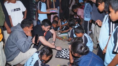 Kunjungi Anak Penyintas Gempa NTT, Kaesang Pangarep Main Catur dan Ular Tangga