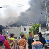 Kebakaran Hebat Melanda Pabrik Sepatu di Mojokerto, Karyawan Panik Evakuasi Barang