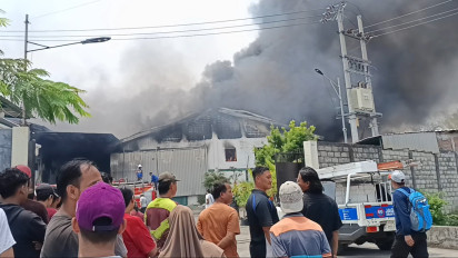 Kebakaran Hebat Melanda Pabrik Sepatu di Mojokerto, Karyawan Panik Evakuasi Barang
