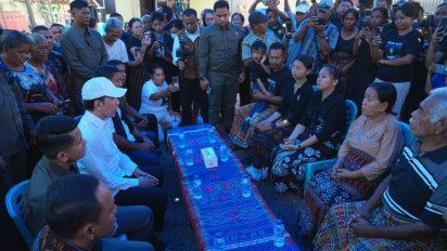 Jokowi Sambangi Rumah Korban Penembakan KKB di Kab. Sikka NTT
