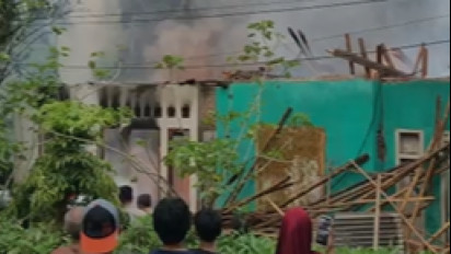 Anggota Dewan Lebak Asep Awaludin Tinjau Dua Rumah Terbakar di Cimarga