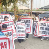 Tempat Kerja Ditutup, Ratusan Karyawan Club de Arjuna Turun ke Jalan