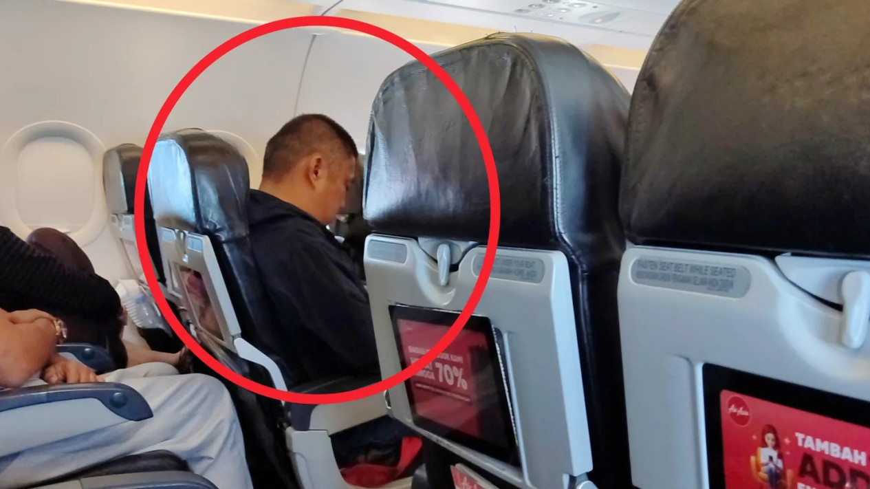 Viral Dugaan Pencurian dalam Penerbangan Pesawat Rute Denpasar-Jakarta, WNA Buka Tas Kabin Penumpang Lain yang Tertidur
            - galeri foto