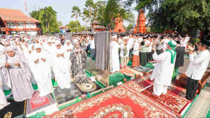 Dipimpin Syaikh Muhammad Fadil Al Jailani, Gubernur Khofifah bersama Bupati Mojokerto dan Masyarakat Gelar Sholat Istisqa’, Ikhtiar Hadapi Kemarau Panjang